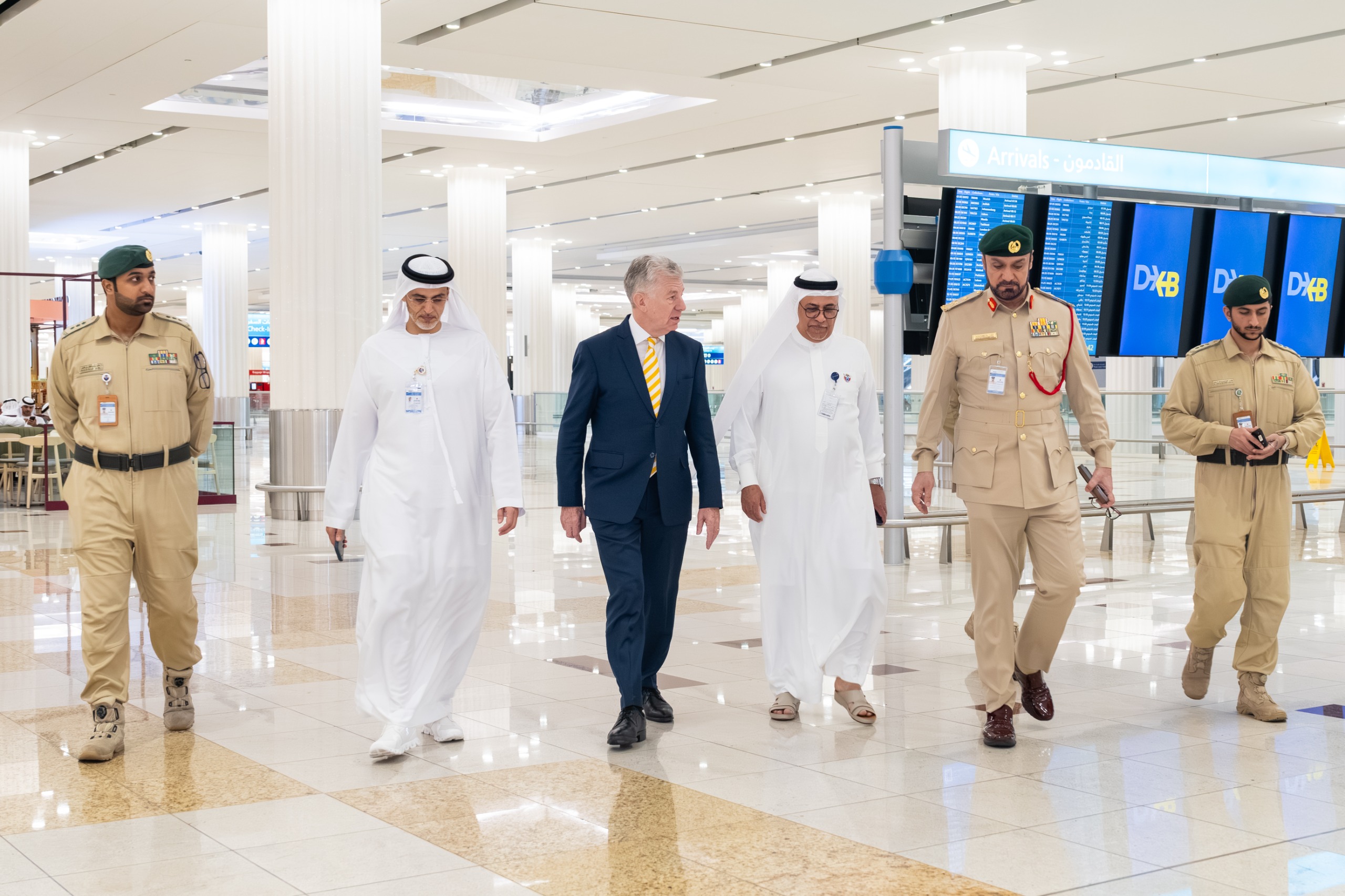 قيادات مطارات دبي تتفقد سير العمليات في مبنى 3 